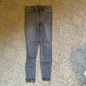 Grey Skinny Jeans.